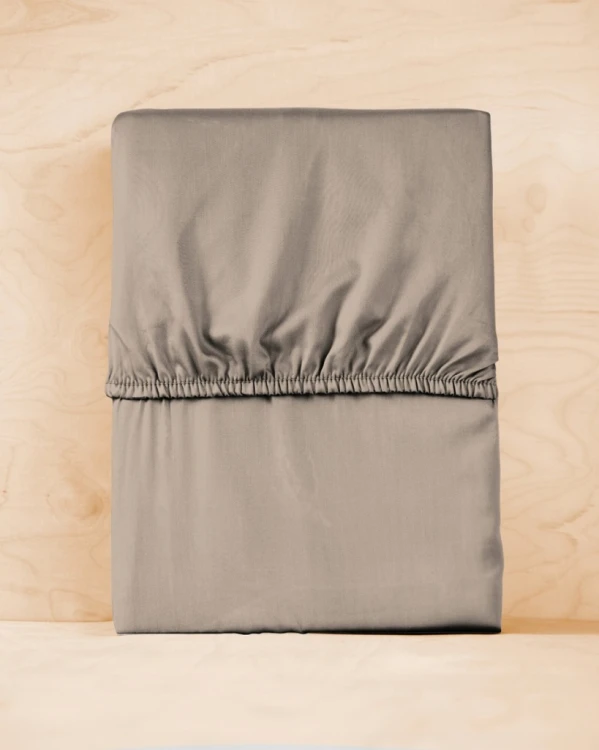 Prześcieradło satynowe z gumką 140cm x 200cm TAUPE