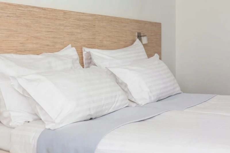 Poszwa na kołdrę Satynowa 160×200 biała pasy 4mm z zakładem hotelowym