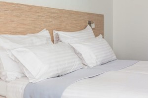 Poszwa na kołdrę Satynowa 140×200 biała pasy 20mm z zakładem hotelowym