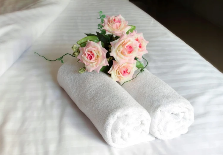 Ręcznik HOTELOWY 100 % BAWEŁNA 50cm x 100cm BIAŁY