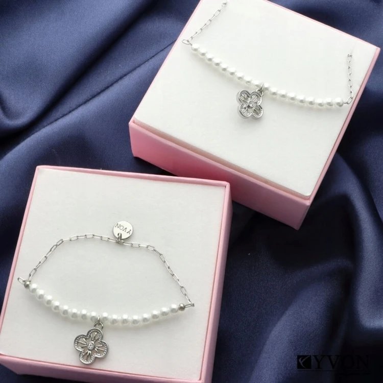 Elegancka bransoletka z mosiądzu z perłą szklaną w stylu klasycznym
